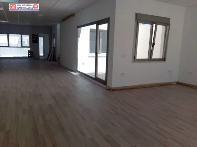 local totalmente nuevo, con mas de 140 metros, en policlínica de nueva creación, con despacho y aseo, ascensor, suelos de tarima, muy buena iluminación natural, cercano al hospital. Tambíen se pue — 11