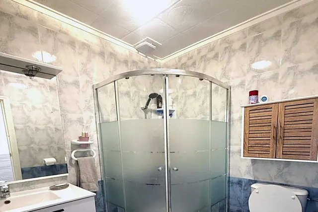 Bungalow reformado con 2 dormitorios, 1 baño y una amplia terraza frontal. Zona tranquila cerca de colegios y con buenas conexiones de transporte público. — 10