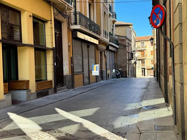 AMPLIOS LOCALES EN VENTA UBICADOS JUNTO A LA PLAZA MAYOR DE ZAMORA. — 5