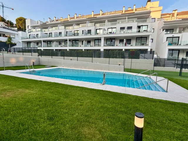 Moderno Apartamento en Fuengirola con Vistas y Amplias Zonas - foto 4