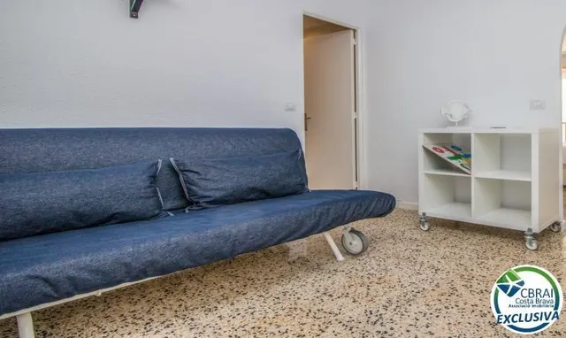 Amplio estudio con licencia turística a 50 m de la playa Empuriabrava — 10