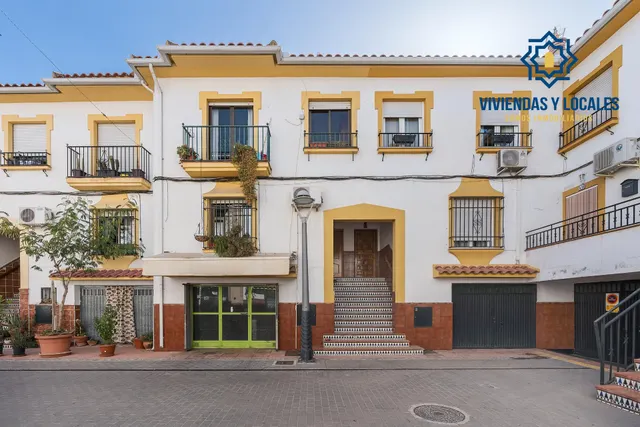 PRECIOSA CASA ADOSADA EN EL CENTRO DE PELIGROS — 35
