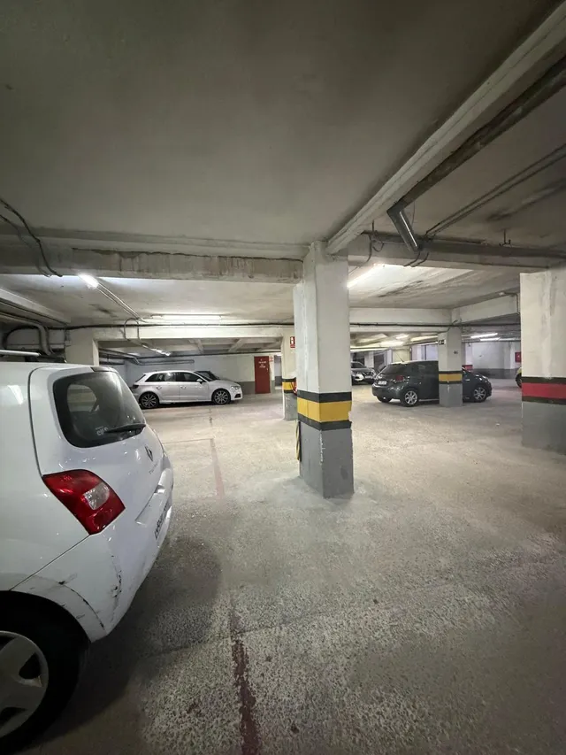 Plaza de parking para auto grande — 8