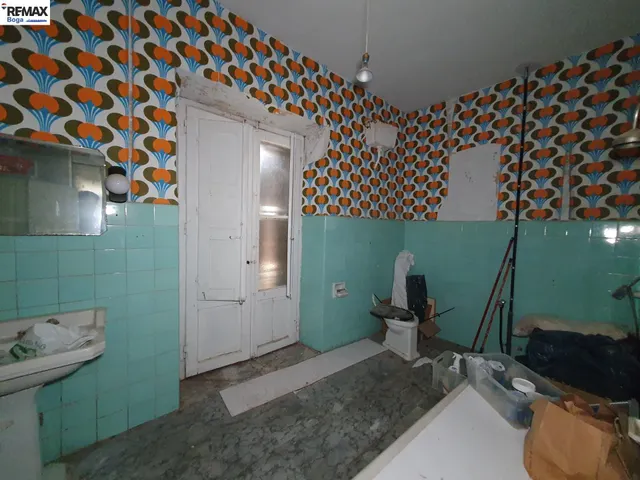 Amplia casa en sitio privilegiado. — 37