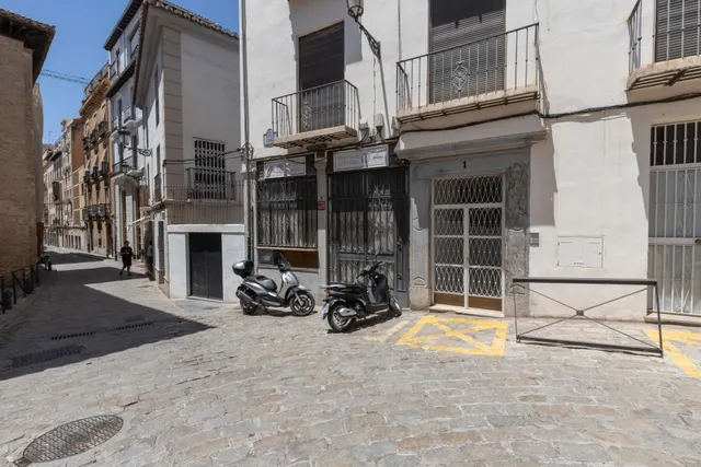 Se alquila local en una ubicación privilegiada en el corazón de Granada — 28