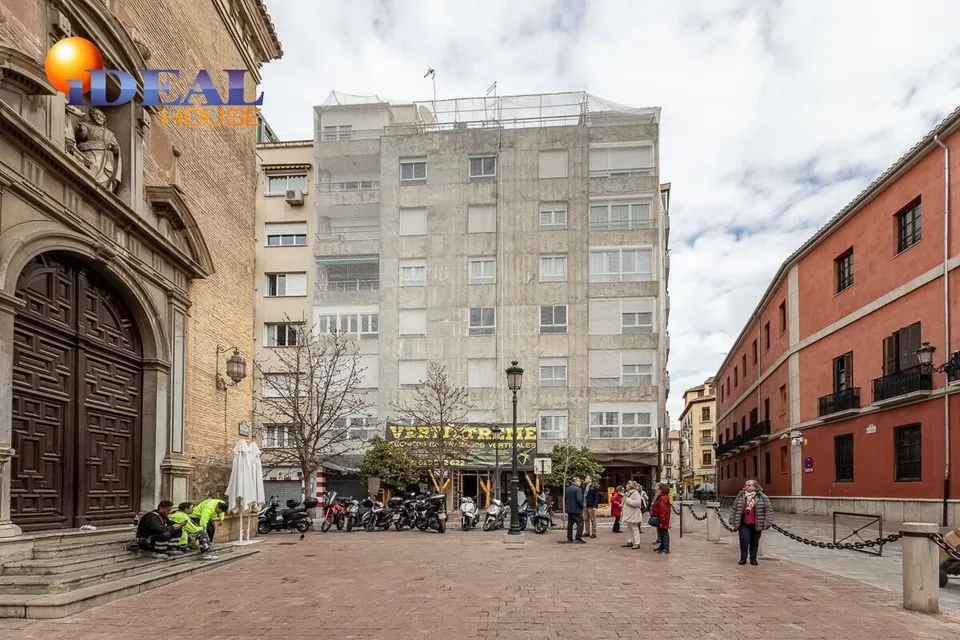 AMPLIO PISO EN PLAZA DE LAS DESCALZAS