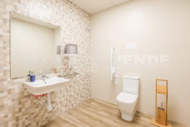 Excelente local comercial en Nervión, ideal para sector sani - foto 4