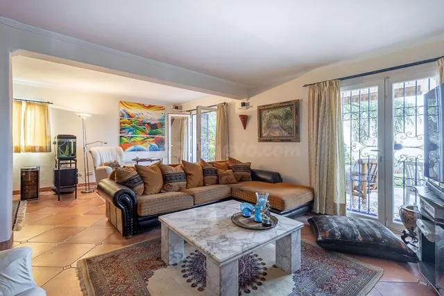 CASA SINGULAR CON JARDIN Y VISTAS A LA BAHIA DE LA HERRADURA - foto 2