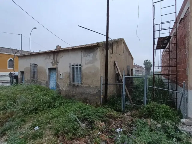 Se vende casa de pueblo para reformar sobre una parcela de 196m2 en terreno urbano — 9