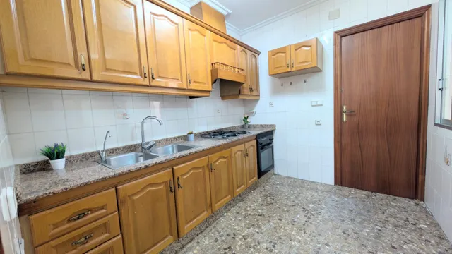 ¡Oportunidad única en la zona de Plaza de Barcelona!. Planta baja con entrada independiente y gran patio pisable. — 6