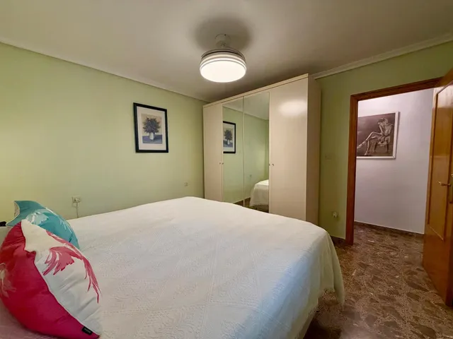 ¡Apartamento de tres dormitorios y amplia terraza al sur cerca de la playa, en Avenida de Habaneras! Torrevieja — 16