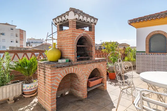 Gran Casa en Esquina en Atarfe – 4 Dormitorios, Piscina, Garaje y Espacio Comercial — 40