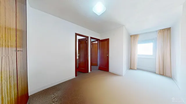 EXCELENTE ZONA, PISO TOTALMENTE EXTERIOR CON LA MEJOR ORIENTACION- ESTE, MUY LUMINOSO, 7º PISO, BUENA FINCA CARAVISTA. — 35
