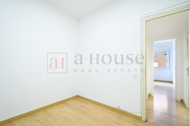 PISO PARA ENTRAR A VIVIR CON EXCELENTE UBICACIÓN EN SAGRADA FAMILIA — 30