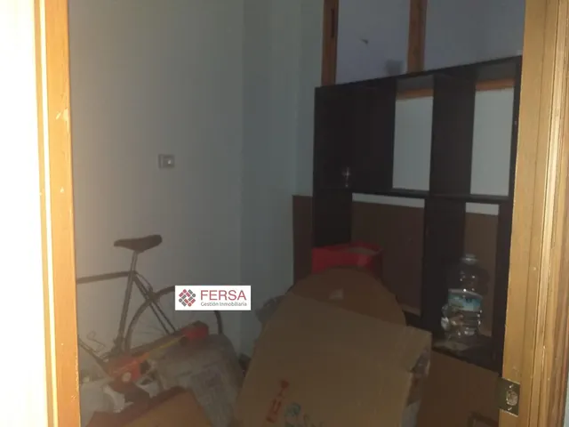 SE VENDEN TRES LOCALES COMERCIALES EN PLENO CENTRO. — 16