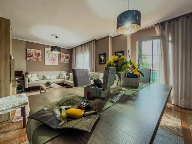 CHALET PAREADO EN ESQUINA CON JARDÍN Y GARAJE JUNTO A CABÁRC - foto 4