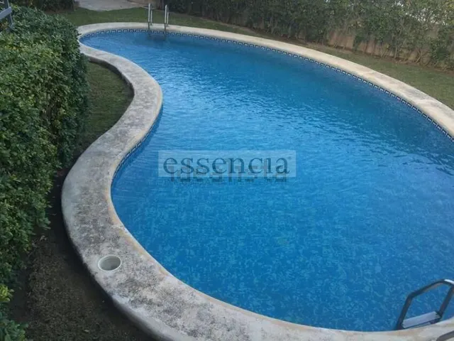 APARTAMENTO EN 1ERA. LINEA CON 110 M2 TERRAZA  EN  PLANTA BAJA . GARAJE, PISCINA COMUNITARIA Y TENIS — 28