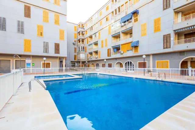 se vende un atico de 2 dormitorios en comunidad con piscina 