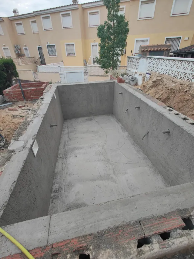 Chalet Adosado con piscina privada de 4 Dormitorios Y 3 baños  en Villamartín – Orihuela Costa — 10