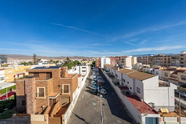 Piso en Venta en Ciudad Jardín, Almería - Oportunidad Única — 17