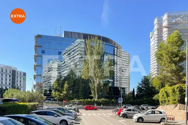 Amplio apartamento a estrenar, funcional y versátil, con zona de despacho, en una cuidada urbanización con piscina y jardines. — 26