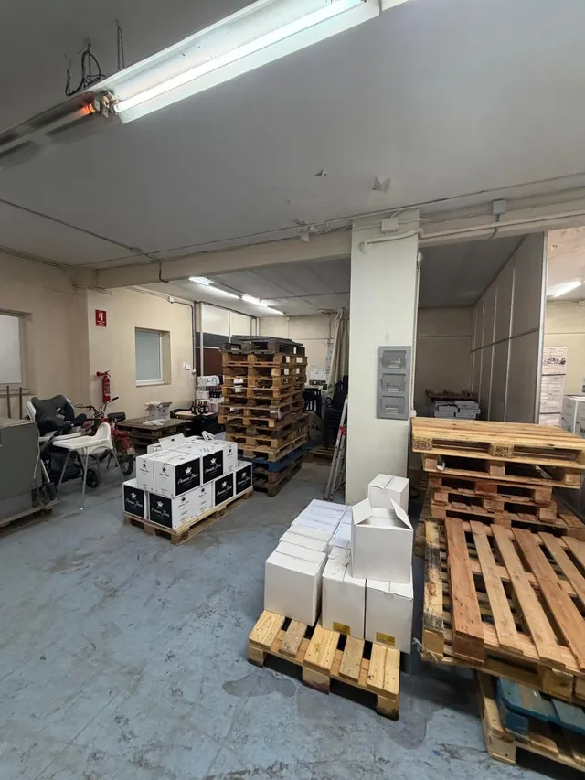 LOCAL EN VENTA EN ESPLUGUES DE LLOBREGAT — 6