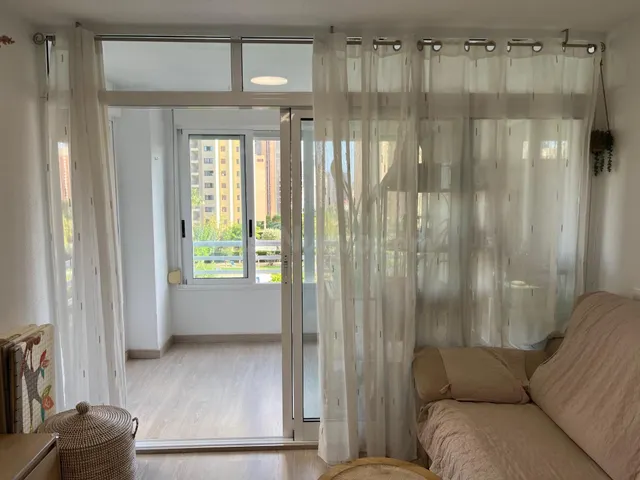Piso reformado con dos dormitorios, piscina y parking propio en zona juzgados, Benidorm — 2