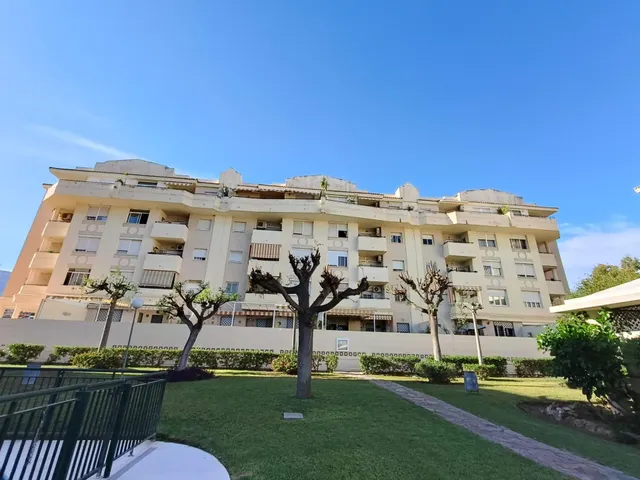 ¡Ideal para familias! Piso de 3 dormitorios con terraza, piscina y jardines en Torremolinos — 34