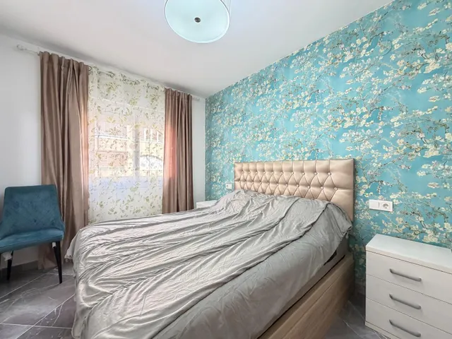 Apartamento reformado con vistas al mar con garaje incluido. 2 dorm. 1 baño. con superficie de 65 m2. playa a 100 metros. — 20