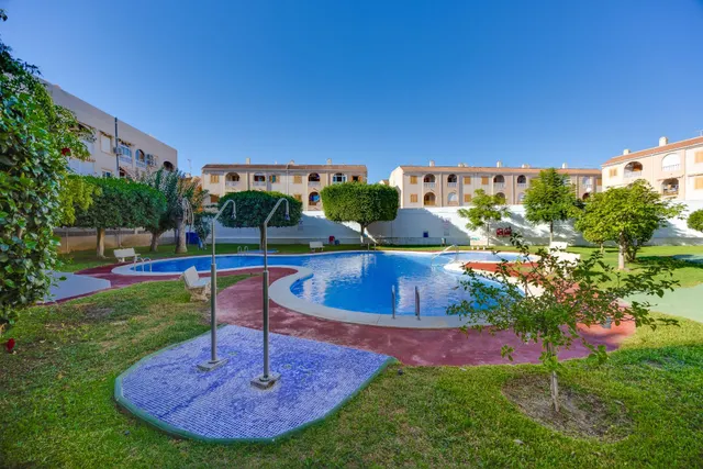 Ático con terraza, garaje y piscina a 250 metros del mar — 47