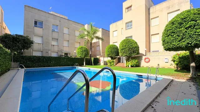 A 50 metros de la playa, Piso impecable con terraza, vistas , parking, trastero y piscina — 42