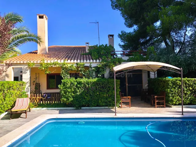 IMPRESIONANTE CHALET CON PISCINA EN URBANIZACIÓN EL PANTANO  - foto 3