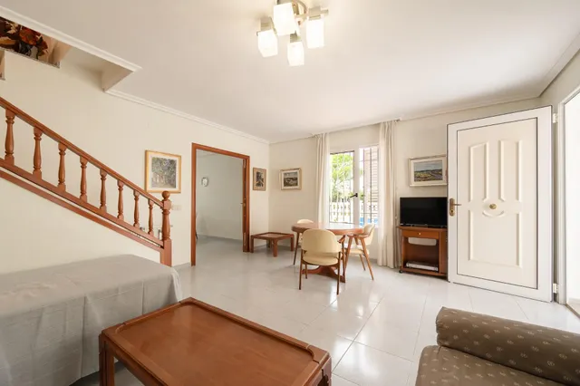 Amplia vivienda con piscina privada, terraza y garaje cerrado — 7