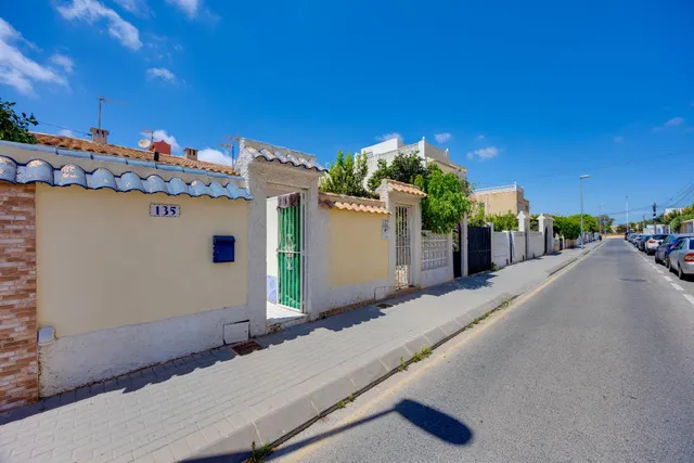 Bungalow sin vecinos arriba de 1 dormitorio con patio en Nueva Torrevieja — 18