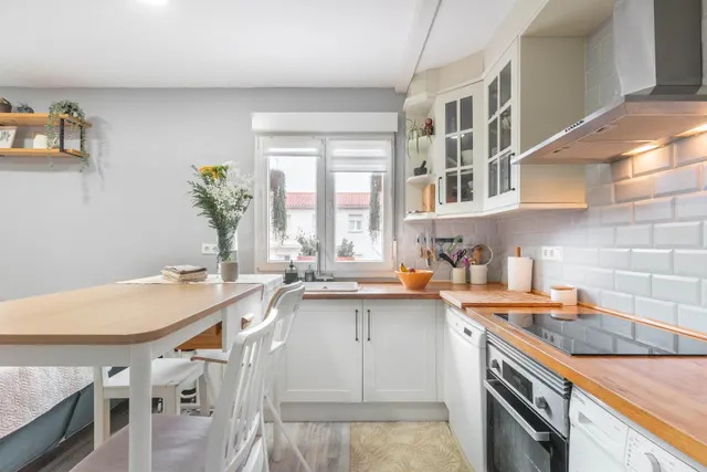 Piso reformado con parcela privada en Roces - foto 4