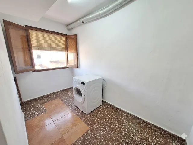 Amplia casa con 5 dormitorios, patio y planta baja ideal para garaje, negocio o proyecto — 27