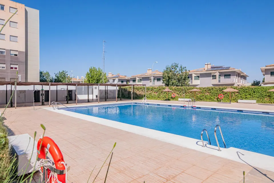 PISO EN ALHENDIN CON PISCINA