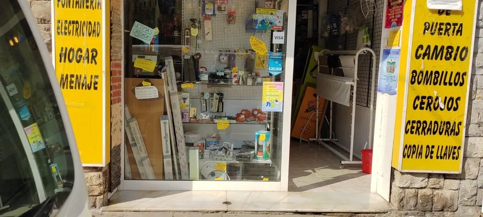 SE VENDE LOCAL /FERRETERIA/FUNCIONANDO