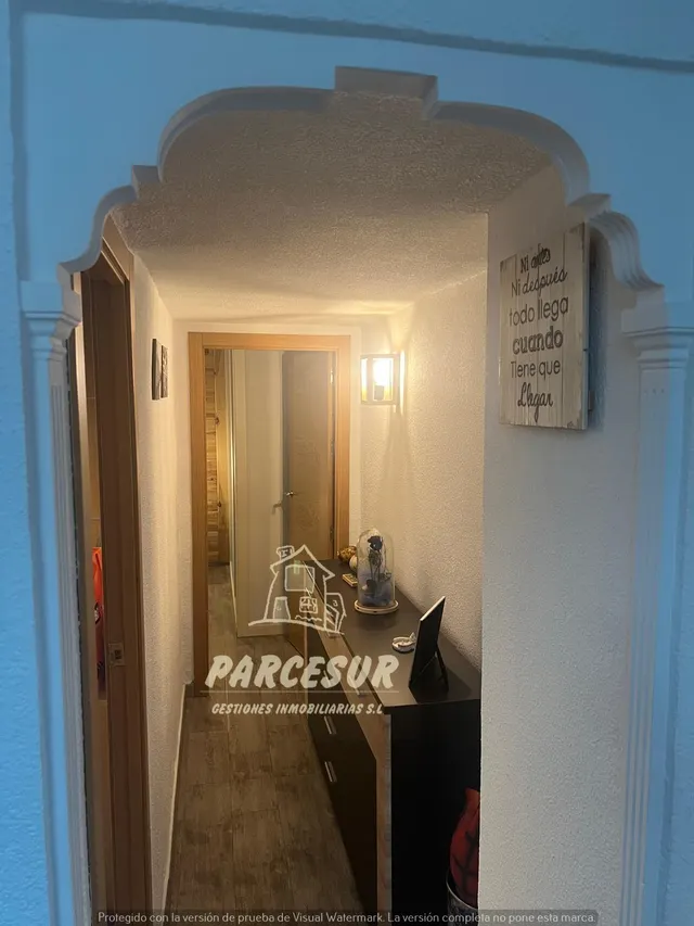 CIUDAD JARDIN - Piso interior de 60 m con 2 habitaciones, suelo imitacion madera gris. — 21