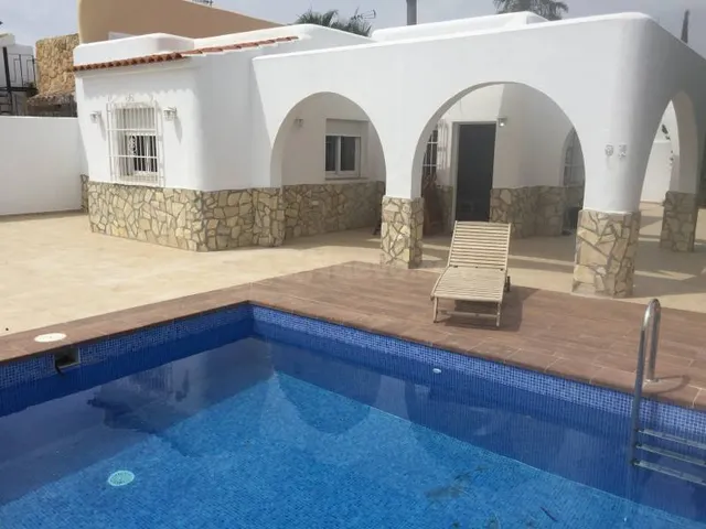 Chalet, en planta baja, con pisicina privada, a 150 m de la 