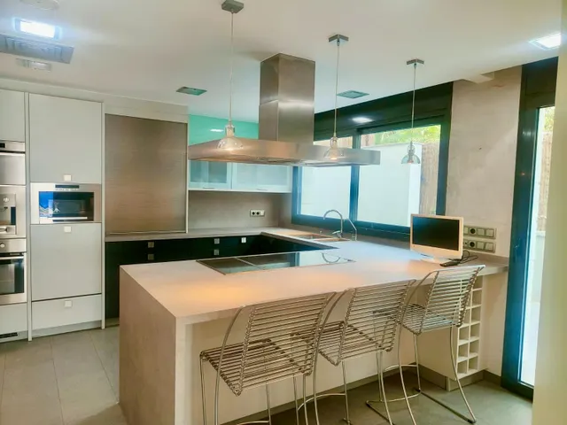 Exclusiva villa de lujo en Ciutat Diagonal, Esplugues de Llobregat, con vistas panorámicas a Barcelona y al mar — 21