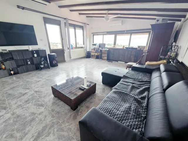 Chalet con 3 viviendas independientes, piscina privada cubierta y vistas al mar — 50