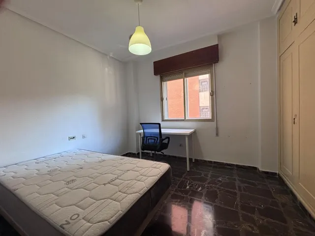 Piso para estudiantes muy luminoso de 3 dormitorios en la Alameda, Cartagena. — 23