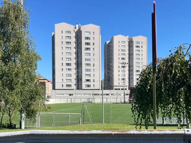 Piso con garaje y trastero en torre en Elviña - foto 3