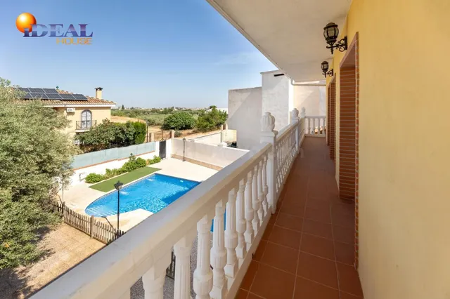 Amplio Chalet con piscina, pista deportiva y vistas en Ogíjares. — 4