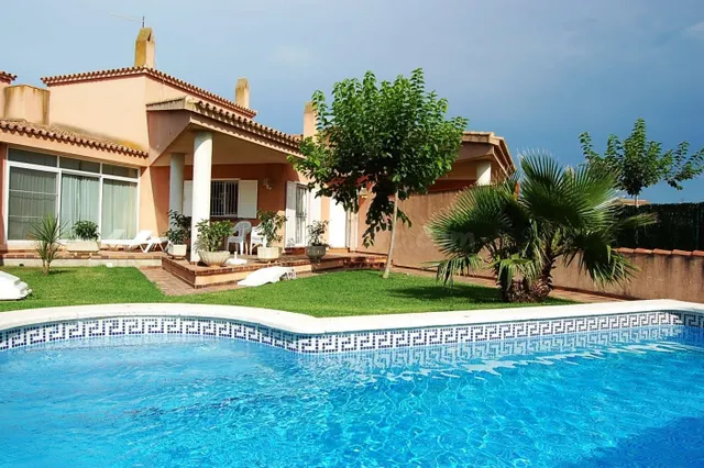 Chalet de 120 m2 con 4 habitaciones dobles y piscina