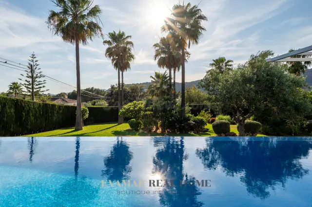 CHALET UNIFAMILIAR CON PISCINA DESBORDANTE Y VISTAS A LA SER
