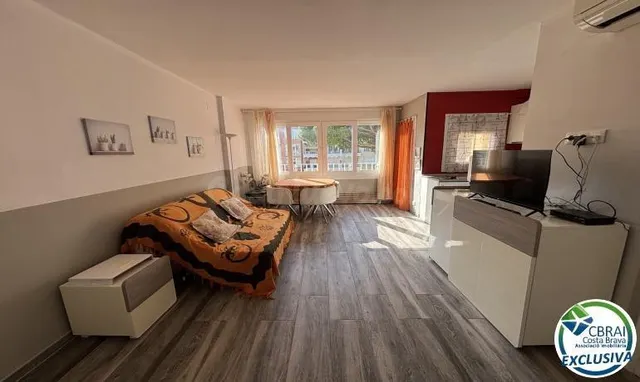 Apartamento con terraza y piscina en Empuriabrava - foto 3