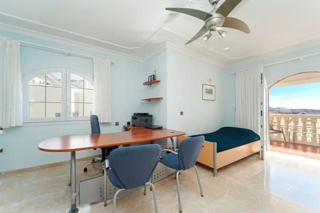 Elegante villa de 4 dormitorios en Arguineguín | Vistas panorámicas al mar, gran parcela y un potencial excepcional! — 34