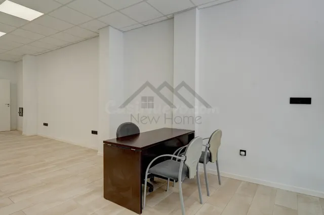 ¡UBICACIÓN ESTRATÉGICA EN EL CORAZÓN DE LLÍRIA! Amplio Local - foto 4